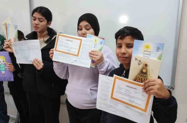 Adana’da engelleri aşan karne sevinci: Görme engelli öğrenciler ’’Braille alfabesi’’ ile hazırlanan karnelerini aldı 