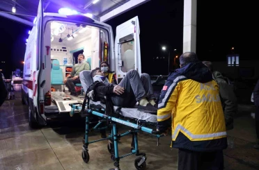 Adana’da fabrika işçilerini taşıyan minibüs devrildi: 13 yaralı 