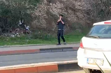 Adana’da herkesin gözü önünde poşetle uçucu madde çekti 