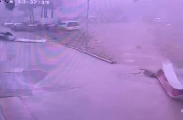 Adana’da hortum okulun çatısını uçurdu, o anlar güvenlik kamerasına yansıdı 