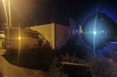 Adana’da iki hafif ticari araç çarpıştı: 1 ölü, 2 yaralı 