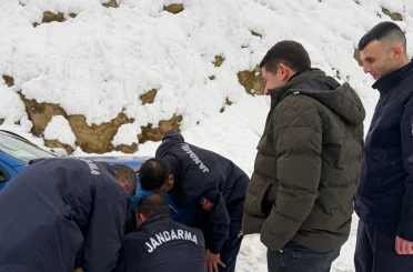 Adana’da karla mücadele: Mahsur kalan araçlar kurtarılırken vatandaşlara da sıcak içecek ikramı yapıldı 