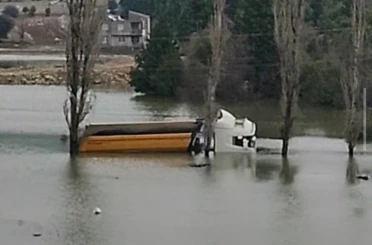 Adana’da köyü su bastı: Yollar kapandı, bir kamyon suya gömüldü 