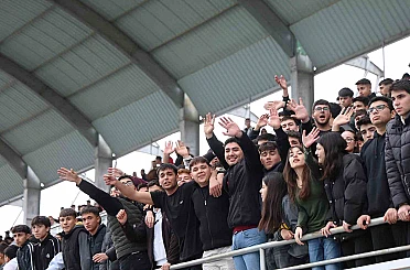 Adana’da liseli gençlerin maç heyecanı çıkan kavgayla yarıda kaldı 