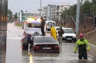Adana’da sağanak hayatı felç etti: Araçlarında mahsur kalan vatandaşları itfaiye kurtardı 