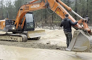 Adana’da sel ve heyelanlar ulaşımda aksamalara neden oldu 