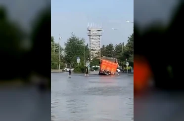 Adana’da su borusu patladı, yollar göl oldu 