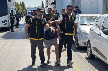 Adana’daki kadın cinayetinde 13 tutuklama: Katil zanlısı İstanbul’da petshopta yakalandı 