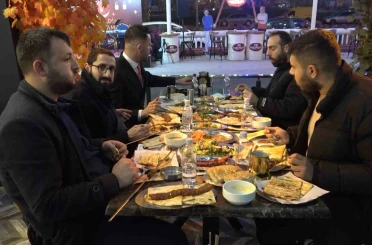Adanalılar ilk iftarda kebapçılara akın etti 