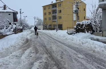 Adana’nın o ilçesinde kar hayatı durdurdu: Yollar kapandı, okullar tatil edildi 