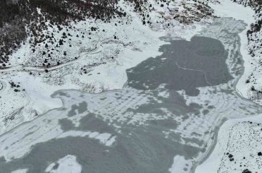 ’Adana’nın Sibiryası’nda Kürebeli Barajı buz tuttu 