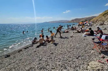 Adilcevaz plajları tıklım tıklım
