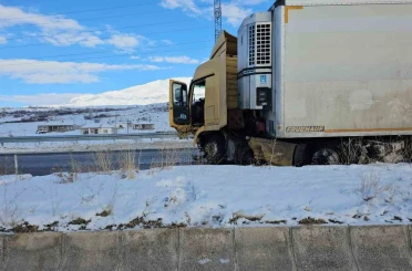 Adilcevaz’da karpuz yüklü tır kaza yaptı: 1 yaralı 