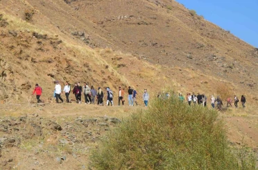 "Adımlarla Keşfet" projesi kapsamında 40 kişi Muş’un ünlü bağlarına yürüdü 