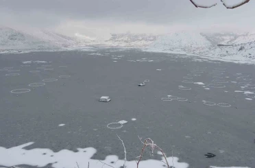 Adıyaman’da Çat Barajı’nın yüzeyi buz tuttu 