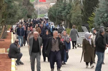 Adıyaman’da deprem şehitliğine bayram ziyareti 