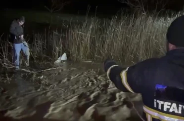 Adıyaman’da sele yakalanan araç suya gömüldü 