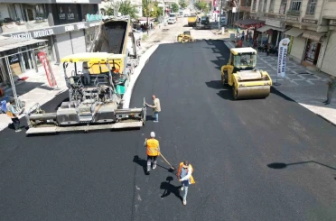 Adnan Menderes Caddesi sıcak asfaltla yenileniyor 