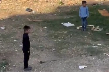 AFAD’ın siren testi sırasında çocuklar esas duruşa geçti 