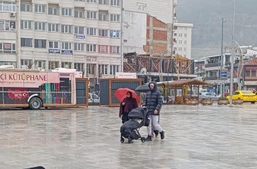 Afyonkarahisar yeni güne yağışlı hava ile başladı 