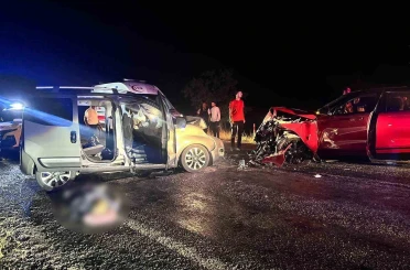 Afyonkarahisar’da araçlar kafa kafaya çarpıştı: 2 ölü, 4 yaralı 