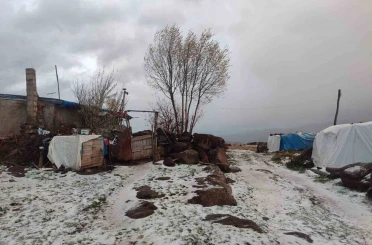 Afyonkarahisar’ın 1300 rakımlı yaylasına mevsimin ilk karı düştü 