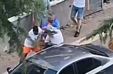 Ağabeyini darbedeni bıçakladı: O anlar kamerada 