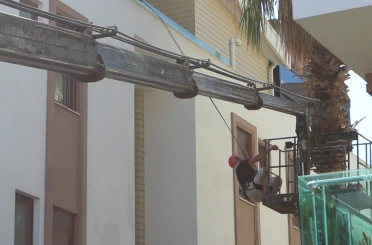 Ağaç budanması için kiralanan vinç yan yattı 