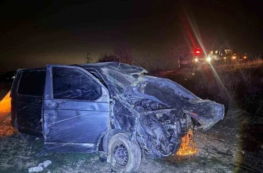 Ağaca çarpan kamyonette 4 kişi yaralandı 