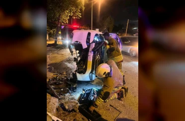 Ağaca çarparak yan yatan otomobildeki 2 kişi yaralandı 