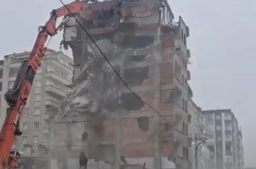 Ağır hasarlı bina tek dokunuşla yerle bir oldu 