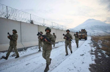 Ağrı Dağı eteklerinde görev yapan Mehmetçik yeni yıla vatan nöbetinde girdi 
