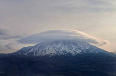Ağrı Dağı’nda "mercek bulutu" hayran bıraktı 