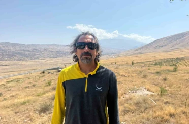 Ağrı Dağı’nın zirvesinde buzul çatlakları görüntülendi 