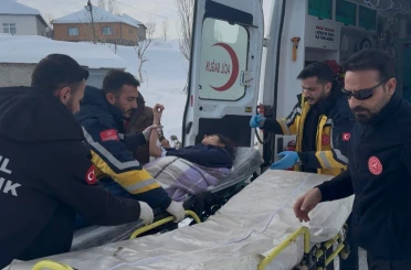 Ağrı Patnos Uzunca köyü’nde zamanla yarış: 15 yaşındaki hasta paletli ambulansla hastaneye götürüldü 