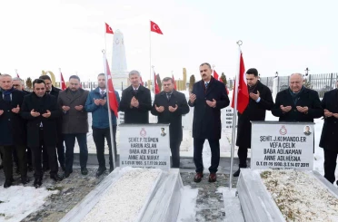 Ağrı Valisi Önder Bozkurt görevine şehitlik ziyaretiyle başladı 