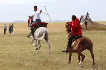 Ağrı’da 4 yıl sonra yeniden düzenlenen at yarışlarıyla gelenekler yeniden yaşatıldı