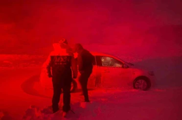 Ağrı’da AFAD ekipleri mahsur kalan vatandaşlara ulaştı 