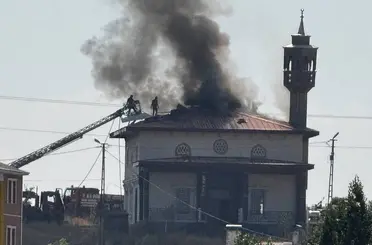 Ağrı’da caminin çatısında çıkan yangın paniğe neden oldu
