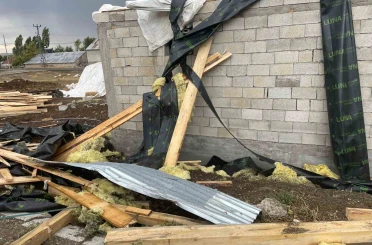 Ağrı’da fırtına çatıları uçurdu: 74 yapı zarar gördü 