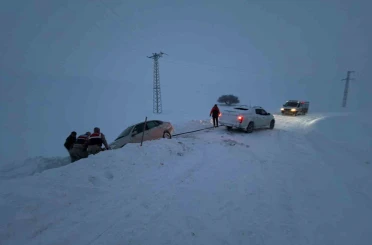 Ağrı’da kar ve fırtınada mahsur kalan vatandaşları ekipler kurtardı 