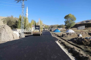 Ağrı’da köy yolları güçleniyor 