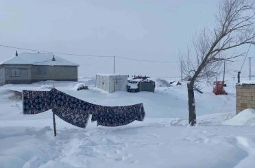 Ağrı’da köyler kışın tamamen kar altında kaldı 