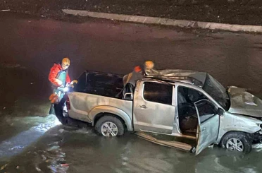 Ağrı’da Murat Nehri’ne uçan pikaptaki 5 kişi yaralı kurtarıldı 