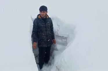 Ağrı’da Nisan ayında etkili olan kar kalınlığı insan boyunu aştı 