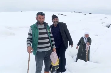 Ağrı’da Nisan karı köy yollarını kapattı 