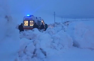 Ağrı’da nisan karı yolu kapattı: Hasta kurtarmaya giden ambulansa ekipler yetişti 
