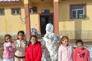 Ağrı’da öğrenciler yılın ilk kardan adamını yaptı 