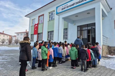 Ağrı’da okullarda 6 Şubat depremleri için saygı duruşu 