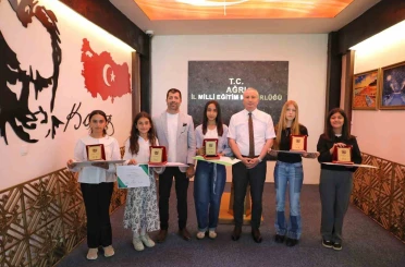 Ağrı’da "Sağlıklı Nesil Sağlıklı Gelecek" yarışmalarında dereceye giren öğrenciler ödüllendirildi 